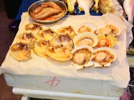 Scallops on the right, but not sure what's on the left.