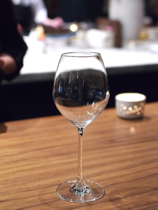 Demi, Wine glass