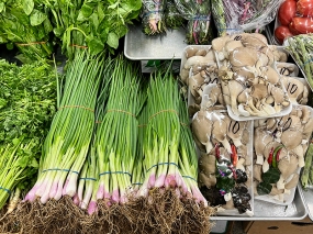 Hmong Village 2022, Green onions and mushrooms