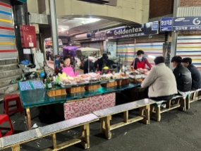 Gwangjang Market, Vendor at rest